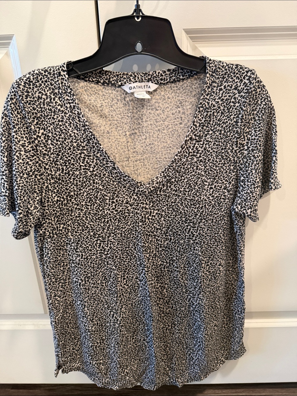 Athleta Black & White V-Neck Leopard-Print Short Sleeve Tee